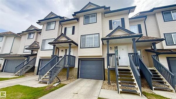PREMIUM 3-BEDROOM TOWNHOUSE IN BLACKBURN COMMUNITY FOR RENT