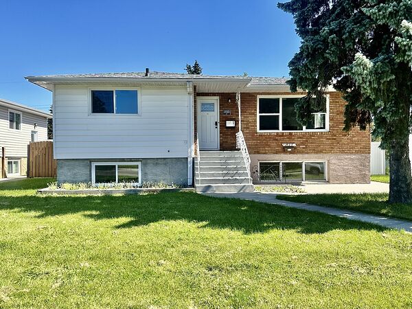 SPACIOUS 3-BEDROOM MAIN FLOOR IN ROSSLYN | 1,200+ SQ FT