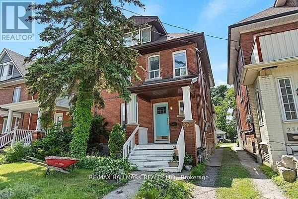 House in Toronto (High Park North)