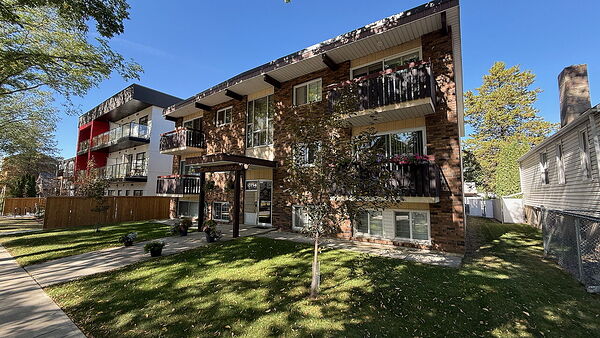 Large, Top-Floor, South-Facing 3-BR - Queen Alexandra