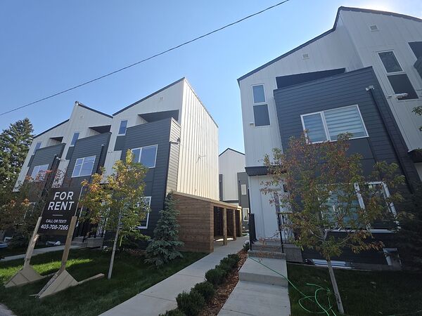 MODERN 3-BEDROOM TOWNHOUSE WITH ROOFTOP BALCONY AND AC