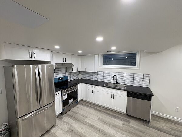 2 Bdrm Legal Basement Suite Near Airport, Utilities Included