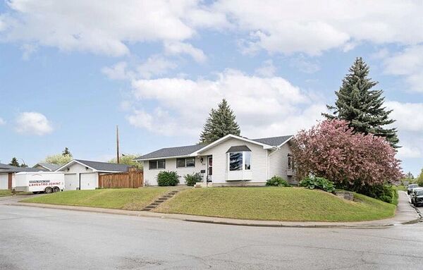 ABeautiful 2 bed room legal basement at a lucrative spot of Thorncliff.