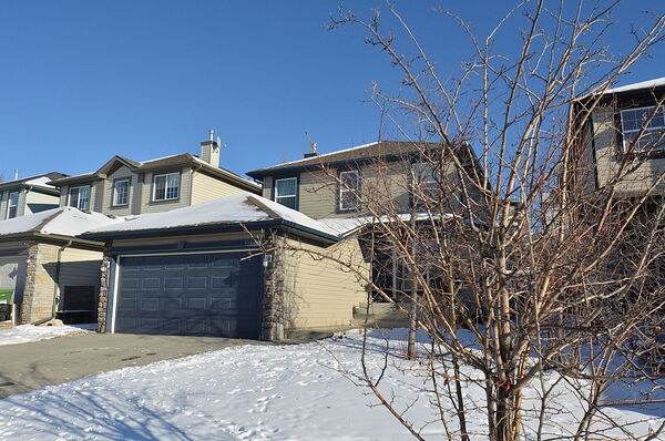 Beautiful 3-Bedroom Family Home in Rocky Ridge – Finished Basement