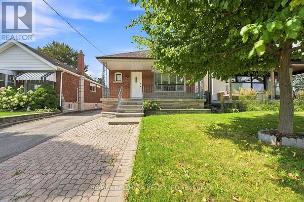 House in Toronto (O'Connor-Parkview)