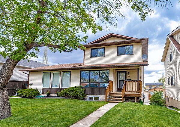 RENOVATED 3 Bed/1.5 Bath Upper Unit w/ upgraded Flooring, Kitchen and Garage!