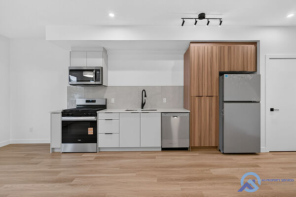 BRAND NEW 3BED-2.5BATH MAIN FLOOR SUITE IN QUEEN MARK PARK-SINGLE GARAGE
