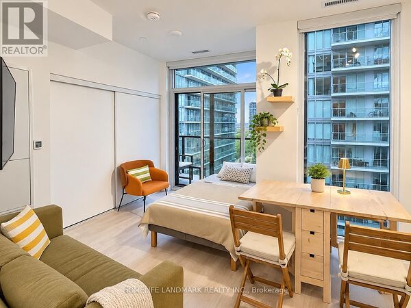 Apartment in Toronto (Mount Pleasant West)