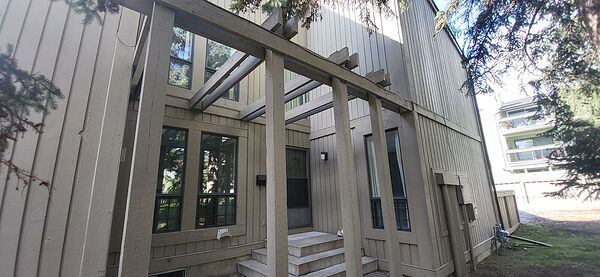 Renovated executive townhome, rec centre, transit friendly, shops