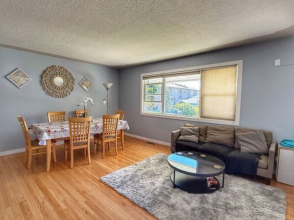 Private Rooms for Rent in Bright 3-Bedroom Main Floor Suite near DT