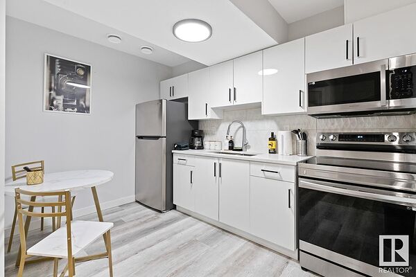 $800 + 20% utilities/month per room | Luxuriously Furnished Legal Suite
