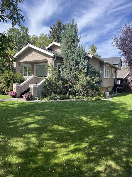 4 Bedroom Bungalow in Crescent Heights – Garage Included
