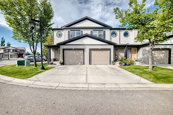 3 BEDS, 2.5 BATHS END-UNIT TOWNHOUSE | ATTACHED GARAGE+DRIVEWAY