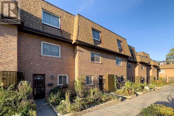 Row / Townhouse in Toronto (West Hill)