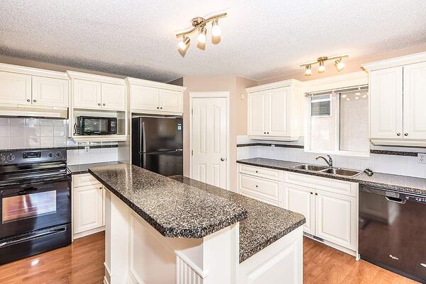 Spacious Arbour Lake Family Home | 4 Bedrooms | 3.5 Bathrooms