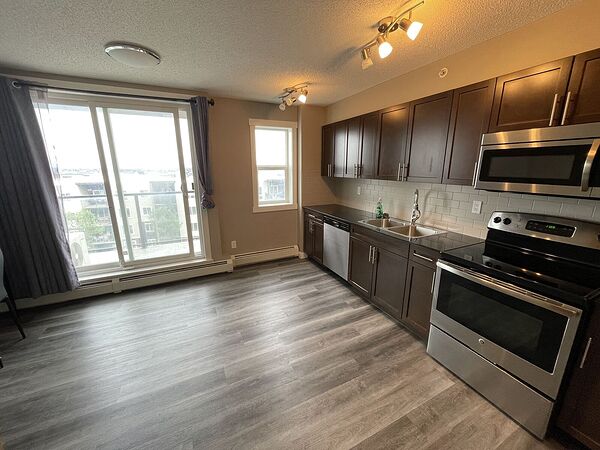 Cozy 1 Bed 1 Den in Calgary Northwest, Rent includes FREE Internet!