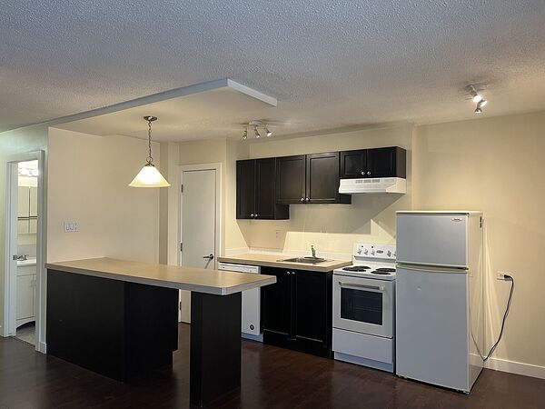 Top Floor Apartment 1 Bedroom + Den Available Immediately!