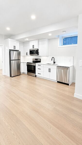 BRAND NEW 2 BEDS 1 BATH LEGAL SUITE IN PRIME CAPITOL HILL