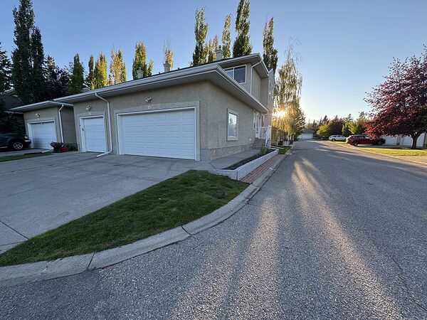 Updated 3-Bed Townhome with Double Garage + Driveway in Cedarbrae