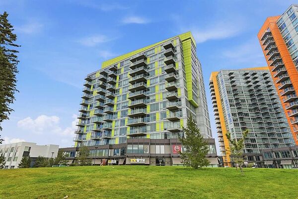 Bright Corner 2 Bedroom 2 bath Condo on the 6th floor in University City!!