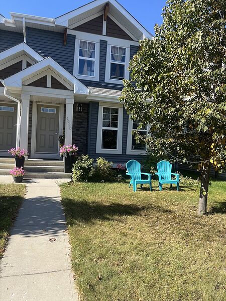 Fully Furnished 3-Bedroom Home with Home Theatre & Double Garage – Edmonton SW