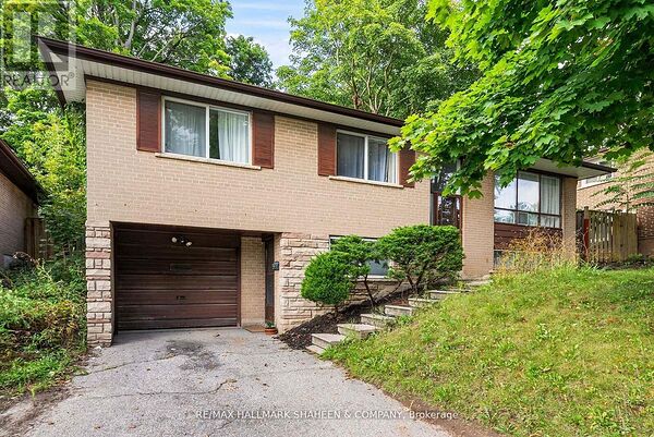 House in Toronto (Hillcrest Village)