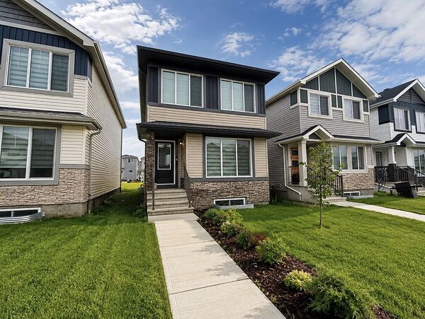 Main Floor Home – 3 Bed | 2.5 Bath | Crystallina Nera