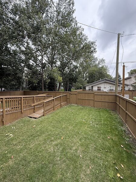 ACCESSIBLE PET FRIENDLY 2 BED, 1.5 BATH WITH YARD & PARKING