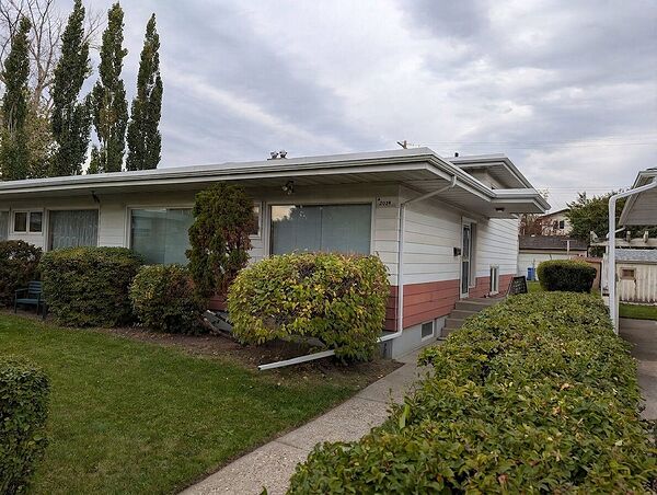HUGE AND BRIGHT 3 BEDROOM TRIPLEX IN THE HEART OF BANFF TRAIL