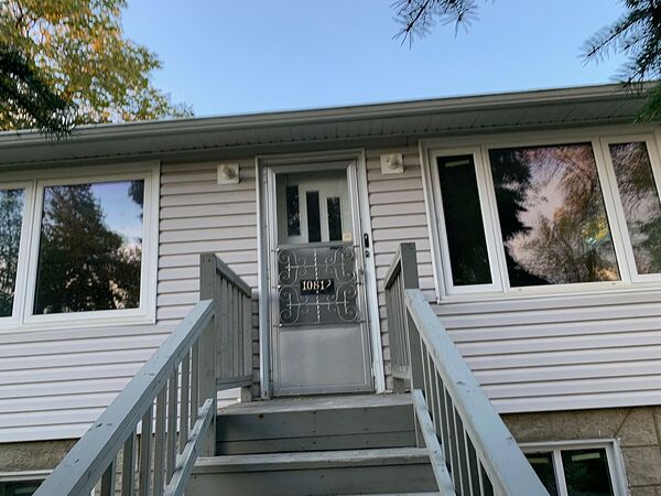 COZY TWO BEDROOMS HOUSE ON THE MAIN FLOOR, AVAILABLE OCT/15