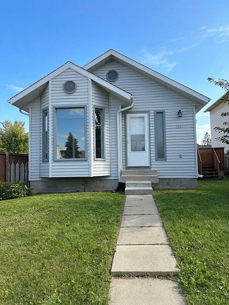 Beautiful 3- Bedroom UPPER-LEVEL Home for RENT SE Calgary (PET friendly)