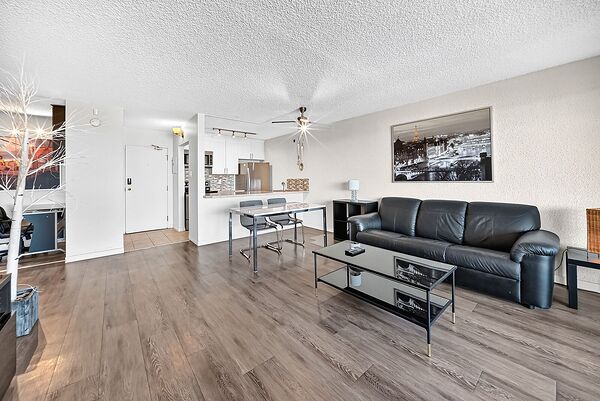 Downtown - 1 Bedroom Plus Den with Parking