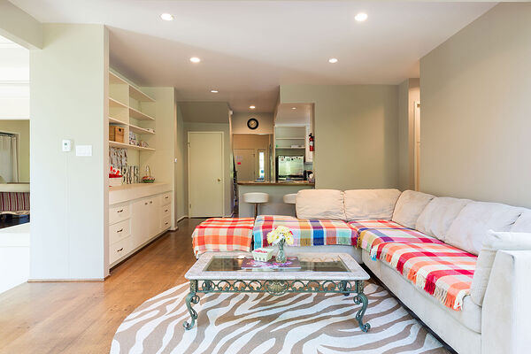 Furnished 6BR Cozy Family Home w/ Backyard & pool table! | UBC/YVR/DT