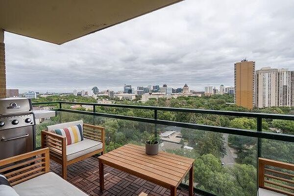 Penthouse! 2 Bed 1 bath in Osborne Village