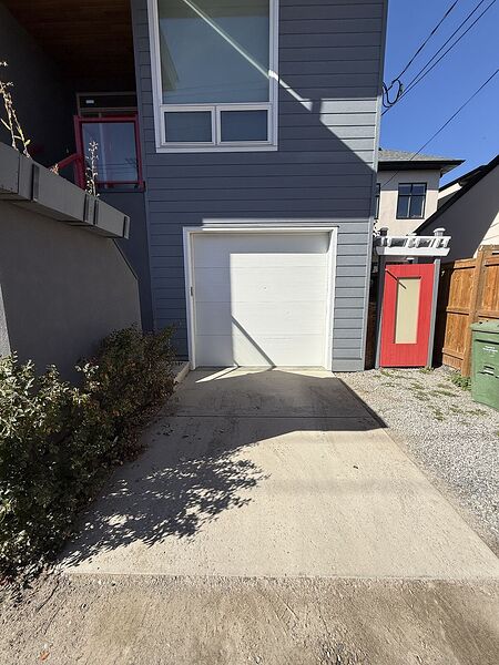 Quiet and cozy 2 bedroom carige house above garage in Parkdale, NW.