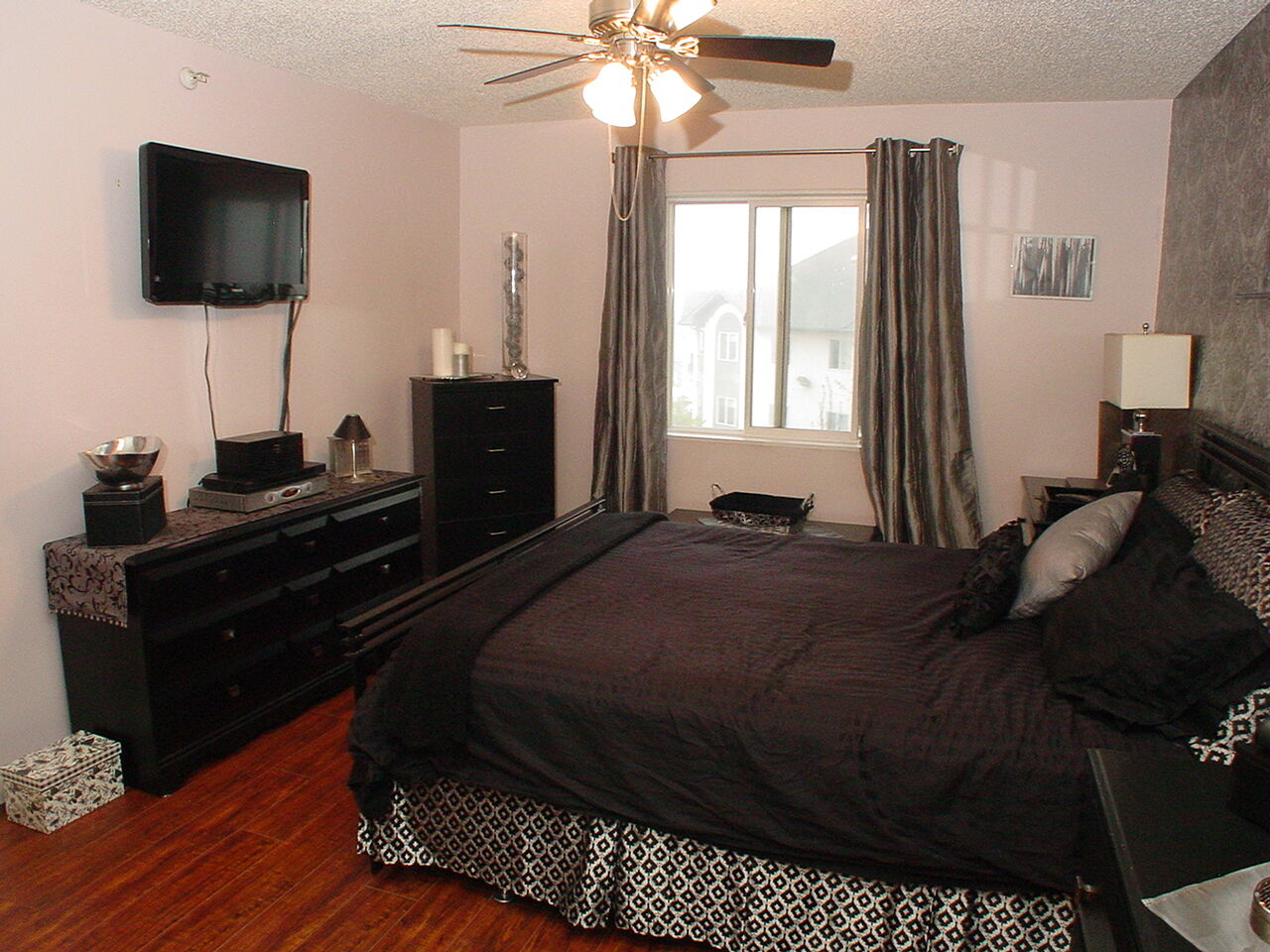 Calgary 2 bedrooms Condo Unit for rent. Property photo: 78886-1