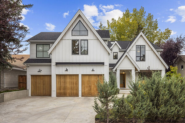 Furnished Executive Residence on the Glenmore Reservoir