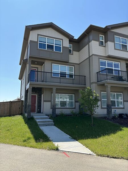 STUNNING 3 BED 2.5 BATH MAIN FLOOR SUITE – Pets Welcome!