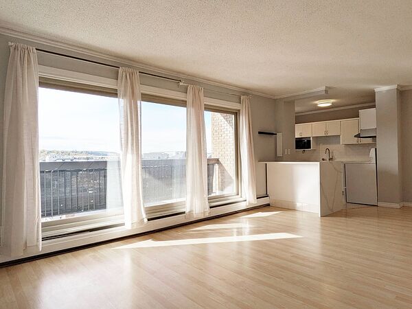 Spacious Corner Unit 2-Bedroom Condo | West Downtown / Sunalta