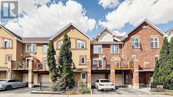 Row / Townhouse in Toronto (Rouge)