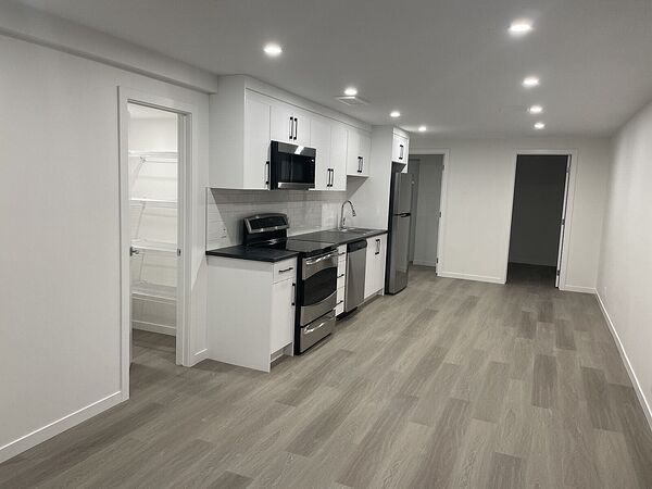 Beautiful Brand new Spacious 1 bedroom plus den Close to schools and downtown