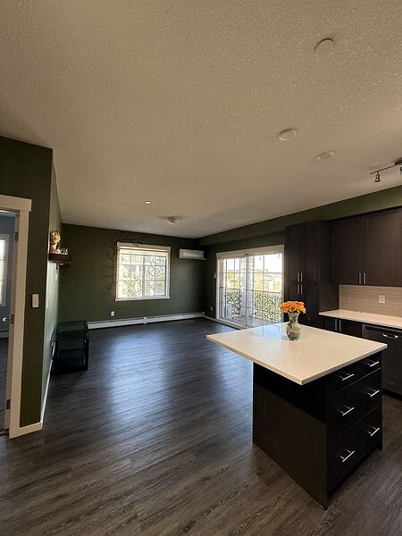 Bright, spacious condo in the SE