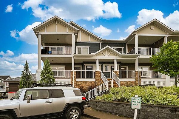 2 Bedroom Kings Heights Townhome with Oversized Heated Tandem Garage
