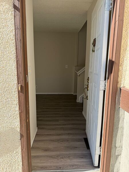 Cozy 2-Bed Main Floor in Pineridge NE | Separate Entrance, In-Suite Laundry