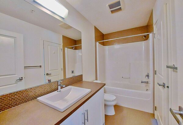 NO CARPET 1 BED + DEN FACING QUIET COURTYARD WALK TO CO-OP WITH LAKE PRIVILEGE