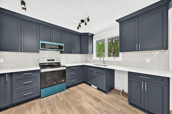 Newly renovated, furnished house, walk to Train & university