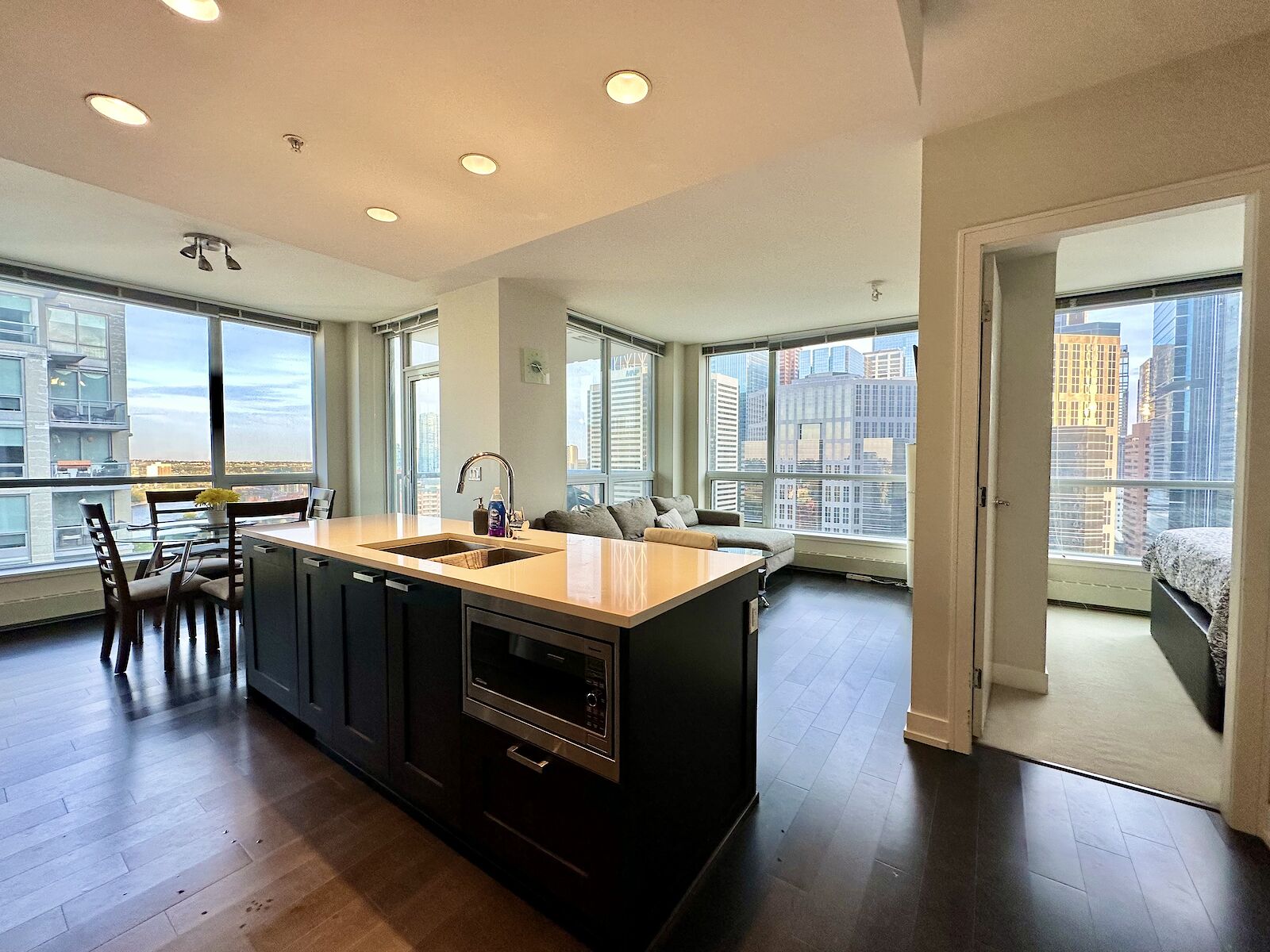 Calgary 2 bedrooms Condo Unit for rent. Property photo: 80692-1