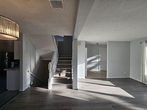 Calgary 4 bedrooms Duplex for rent. Property photo: 81141-2