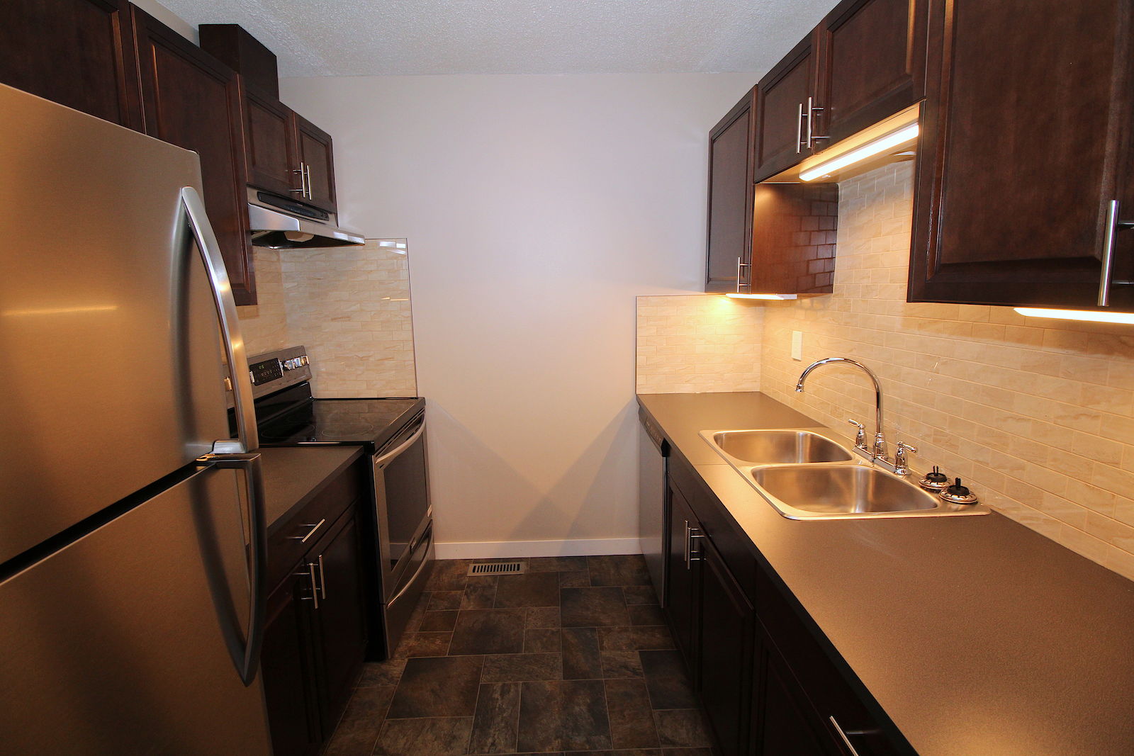 Calgary 3 bedrooms Townhouse for rent. Property photo: 84260-1