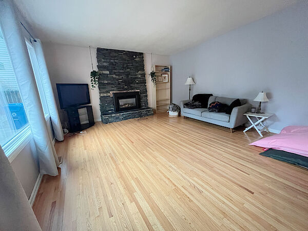 Calgary 4 + Den bedrooms House for rent. Property photo: 99893-3